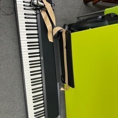 ①電子ピアノ②ソファーテーブル③スリッパ立て④白のファイルラック
立て