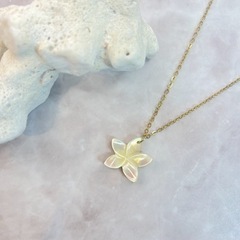 夜光貝プルメリアネックレス  
服/ファッション アクセサリー ...