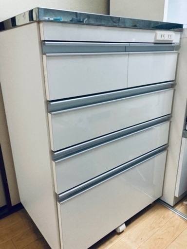 作業台にもなるキッチンキャビネット