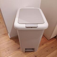 ニトリ 45L ゴミ箱 一部破損ありの画像
