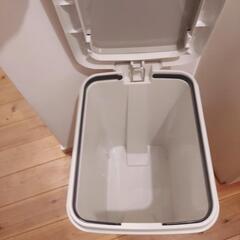 ニトリ 45L ゴミ箱 一部破損ありの画像