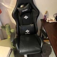 ゲーミングチェア、テーブルセットの画像