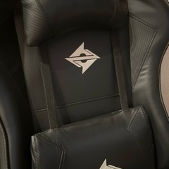 ゲーミングチェア、テーブルセットの画像