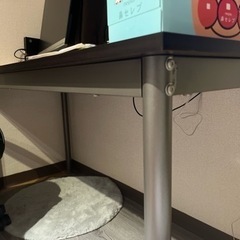 ゲーミングチェア、テーブルセットの画像