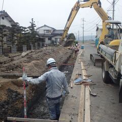 宅地内に盛土材搬入・敷均しを行います！