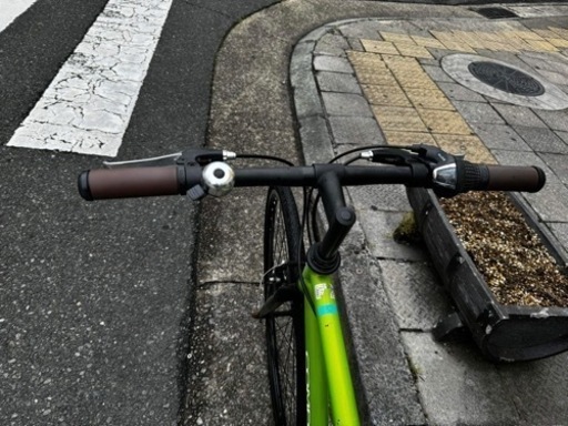 自転車 クロスバイク ７００ｘ２８ｃ　6変速　緑　配達可能