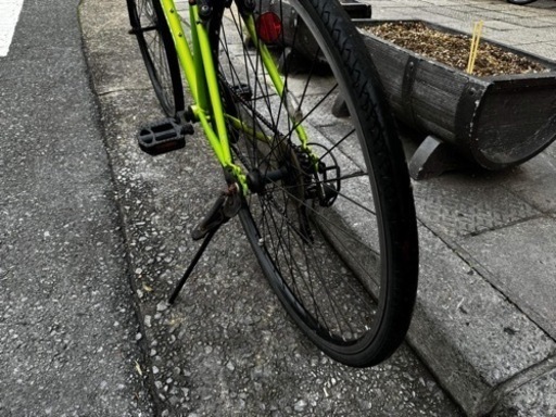 自転車 クロスバイク ７００ｘ２８ｃ　6変速　緑　配達可能