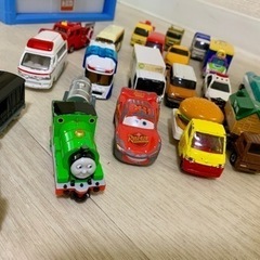 【取引中】トミカパーキングケース＋トミカまとめ売りの画像