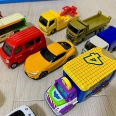 【取引中】トミカパーキングケース＋トミカまとめ売りの画像