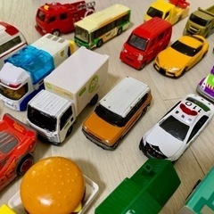 【取引中】トミカパーキングケース＋トミカまとめ売りの画像