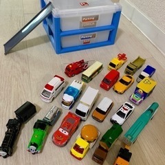 【取引中】トミカパーキングケース＋トミカまとめ売り