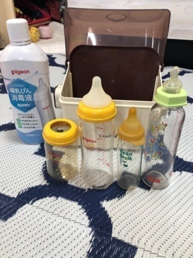 哺乳瓶　4本と哺乳瓶除菌グッツ