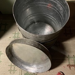 ブリキ丸缶