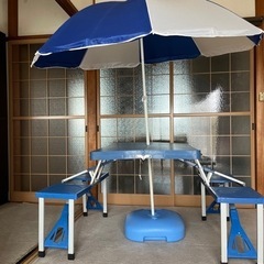 パラソル付きキャンプ机の画像