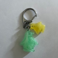 ペンギン キーホルダー ストラップ 緑 黄 green yellow マーブル 水族館 海 動物の画像
