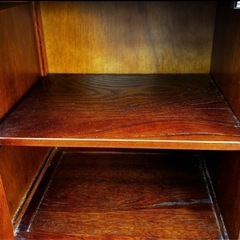 s0608601 カリモク karimoku 木製 棚 和風 インテリア 家具 小棚 飾り棚 収納 家財 アンティーク レトロ 和家具 欅 茶棚 茶箪笥 中古品の画像