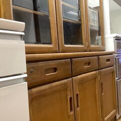 90分の無料軽トラック貸出サービス！ 【Karimoku】3枚扉食器棚(ブラウン)のご紹介の画像