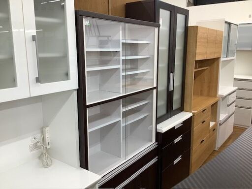 90分の無料軽トラック貸出サービス！ ガラス扉食器棚(ブラック)