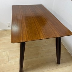 ダイニングテーブルの画像