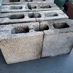 コンクリートブロック5個（真ん中が切断されています）