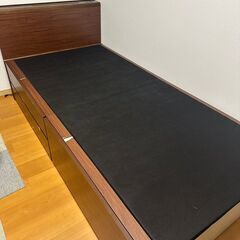 【引取り者決定】シングルベッド　引き出し3個　宮にはコンセント有り