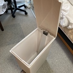 ゴミ箱の画像