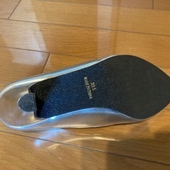 シルバーパンプスの画像