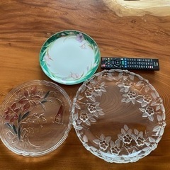 ガラス皿、食器3枚の画像