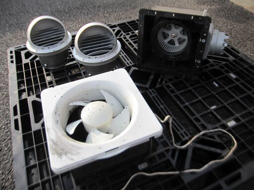 長期保管品・中古オマケの換気扇付き☆箱なし　DAIKIN　ダイキン　ダクト用換気扇　VF150C および ダクトK-AFZD150C 二個