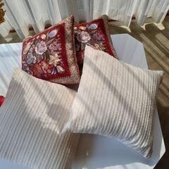 小さいクッションとミニチュア家具。ガラス瓶。ドライフラワーアジサ...