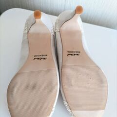 アイボリーのレース素材のパンプス　Мの画像