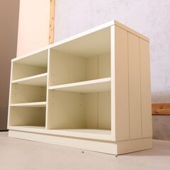 稀少廃番のunico(ウニコ)COSTA(コスタ)シリーズのワイドシェルフです！カントリーテイストのシンプルなデザインのキャビネット。レトロでノスタルジックなフォルムはお部屋のアクセントに♪の画像