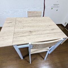 1人〜2人用のダイニングテーブルセット 便利な折り畳める 可変式タイプの画像