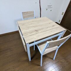 1人〜2人用のダイニングテーブルセット 便利な折り畳める 可変式タイプの画像