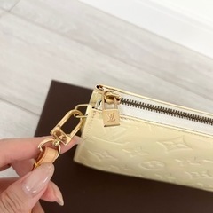 【正規品・美品1回のみ使用】(箱と鞄袋付き)LOUIS VUITTON ルイヴィトン ヴェルニ レキシントン アクセサリーポーチ パーティー 結婚式などの画像
