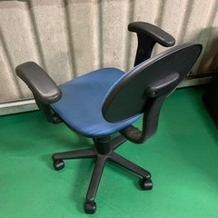肘付ローバックチェア　ブルーの画像