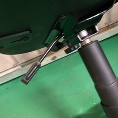 肘付ローバックチェア　ブルーの画像
