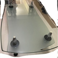 家具　ガラスのテーブル