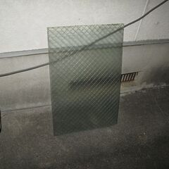 網入りガラス(DIY等に)差し上げます。