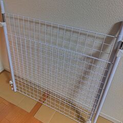 突っ張りワイヤーネット（パーション・壁面収納)