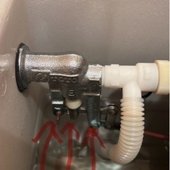 トイレタンク内の水漏れ - 助け合い