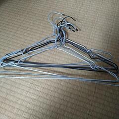  中古の洋服ハンガー 15本くらい の画像