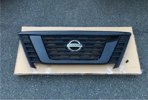 キャラバン グリル ブラック NV350