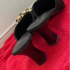 ブラック チェーン付き パンプスの画像