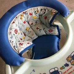 【半額に値下げ】ハローキティ　ベビーテーブル(ベビーウォーカー)の画像
