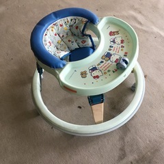 【半額に値下げ】ハローキティ　ベビーテーブル(ベビーウォーカー)の画像