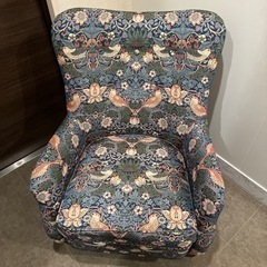 ウィリアムモリス　いちご泥棒1人がけソファの画像