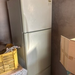 古い家具　机　冷蔵庫の画像
