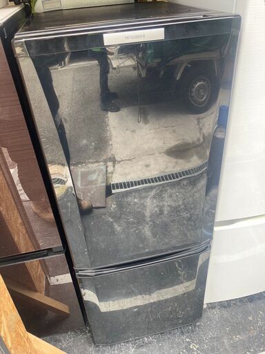 ☆中古￥4,800！MITSUBISHI　146㍑2ドア冷蔵庫　家電　2013年製　MR-P15W-B型　幅48㎝ｘ奥行60㎝ｘ高さ122㎝　【BF074】