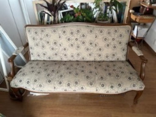 可愛くてシックなファブリックのソファ